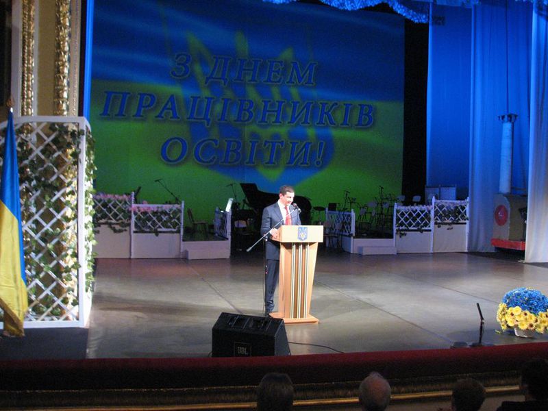 До Дня вчителя кращі освітяни отримали обласні премії
