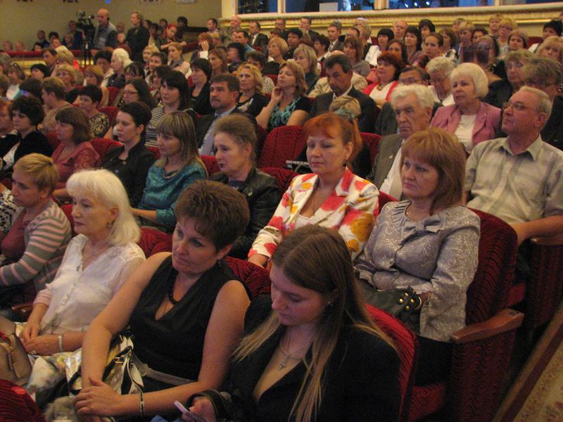 До Дня вчителя кращі освітяни отримали обласні премії
