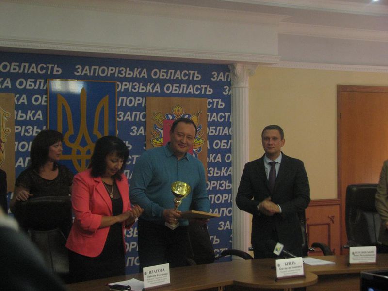 Держслужбовці-чемпіони передали свій кубок Григорію Самардаку 