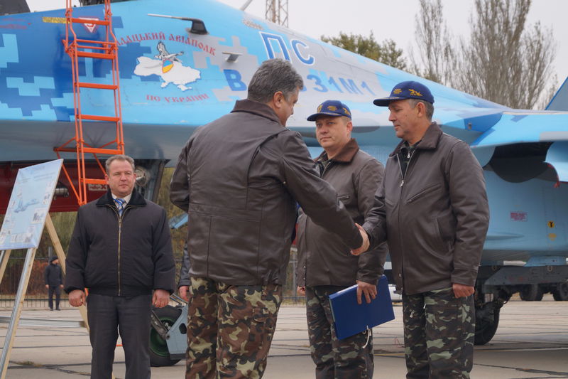 Петро Порошенко перевірив літак-винищувач, модернізований запорізьким заводом