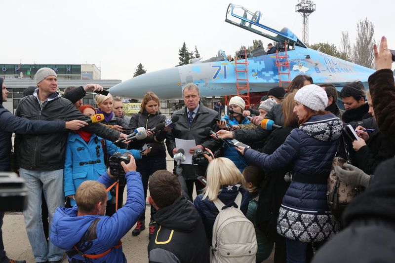 Петро Порошенко перевірив літак-винищувач, модернізований запорізьким заводом