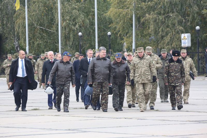 Петро Порошенко перевірив літак-винищувач, модернізований запорізьким заводом