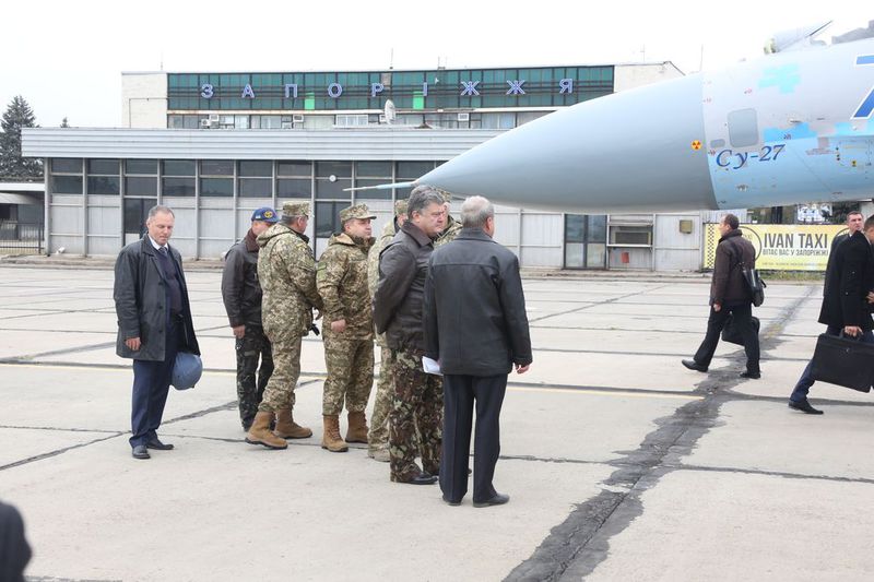 Петро Порошенко перевірив літак-винищувач, модернізований запорізьким заводом