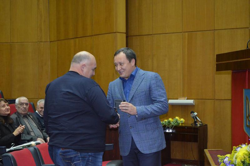 Автомобілісти з честю проходять випробування і миром, і війною  