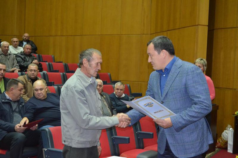 Автомобілісти з честю проходять випробування і миром, і війною  