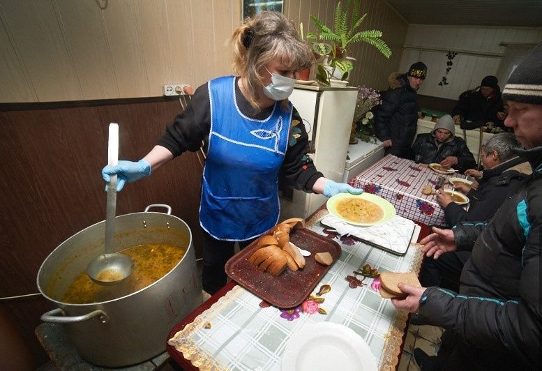 У пунктах гарячого харчування безхатченкам пропонують повноцінний обід