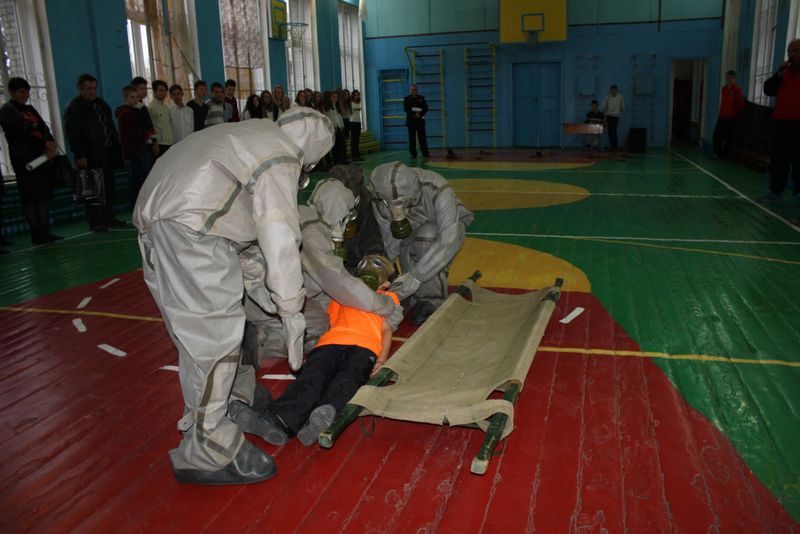 Школярі та освітяни на практиці вчаться рятувальним діям у надзвичайних ситуаціях