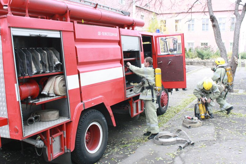 Школярі та освітяни на практиці вчаться рятувальним діям у надзвичайних ситуаціях