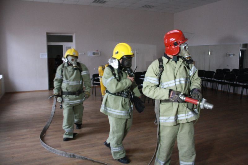 Школярі та освітяни на практиці вчаться рятувальним діям у надзвичайних ситуаціях