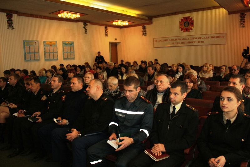 Школярі та освітяни на практиці вчаться рятувальним діям у надзвичайних ситуаціях