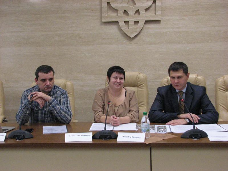 Дніпропетровці діляться досвідом роботи з вимушеними переселенцями