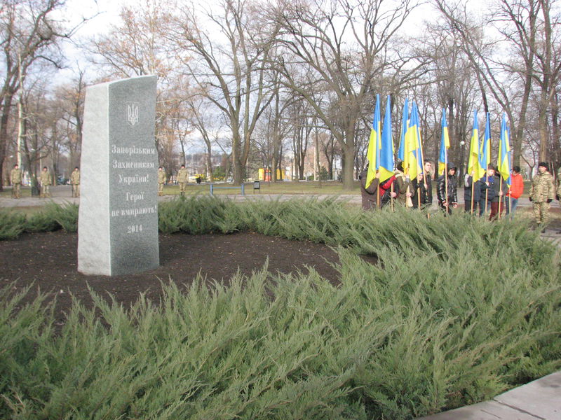 До Дня Збройних Сил України запоріжці поклали квіти на Алеї захисників України