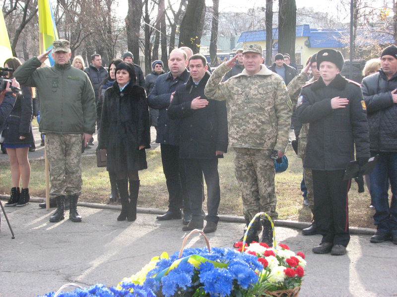 До Дня Збройних Сил України запоріжці поклали квіти на Алеї захисників України