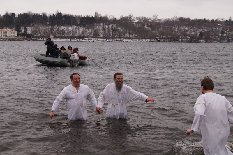 Запоріжці відзначили  Водохрещу купанням у  Дніпрі