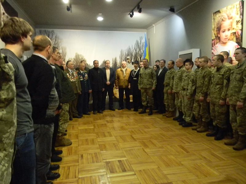 Державний прапор, який пройшов горнило війни в АТО, переданий музею