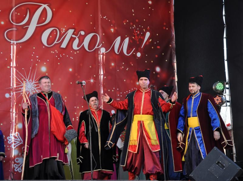 Новорічно-Різдвяний фестиваль: два Різдва, Новий рік, ярмарки і презентації біля живої ялинки