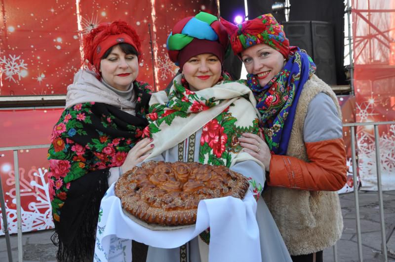 Новорічно-Різдвяний фестиваль: два Різдва, Новий рік, ярмарки і презентації біля живої ялинки