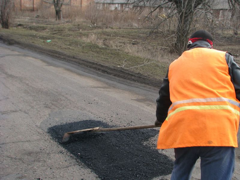 Дорожники усувають наслідки негоди