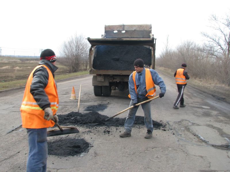 Дорожники усувають наслідки негоди