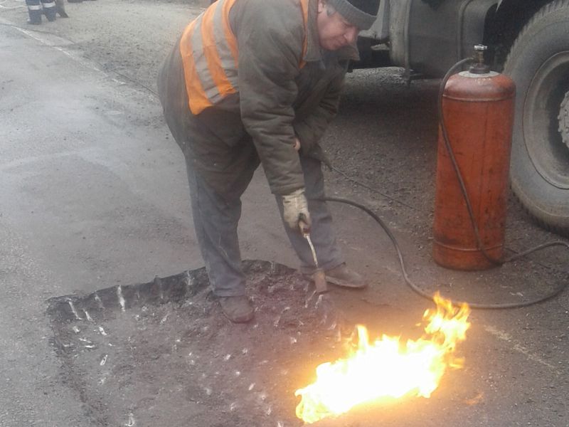 Автодорожники продовжують ліквідовувати ями