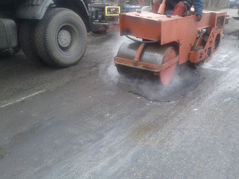 Автодорожники продовжують ліквідовувати ями