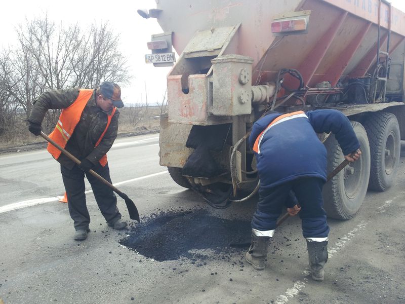 На дорогах області посиленими темпами ліквідують аварійну ямковість