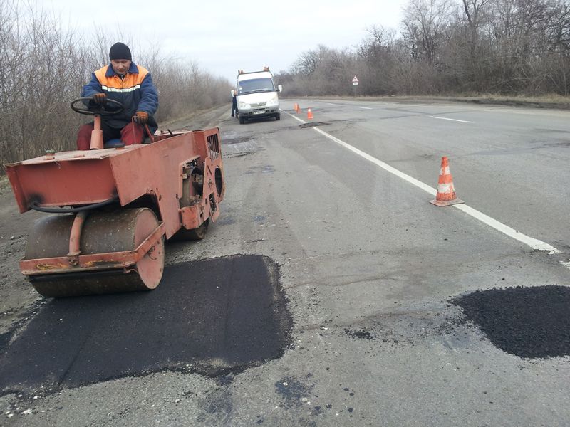 На дорогах області посиленими темпами ліквідують аварійну ямковість