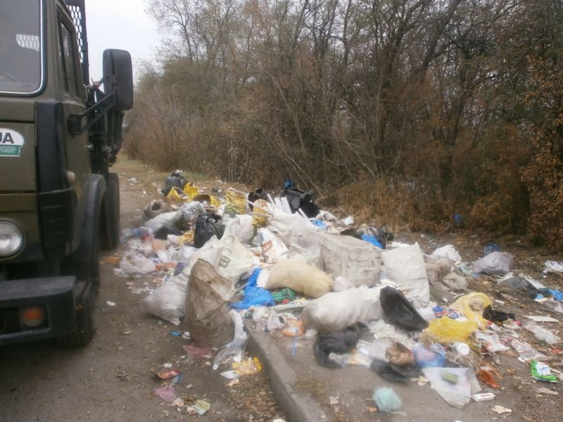 Замість ямкового ремонту дорожники вимушені витрачати гроші на вивіз сміття