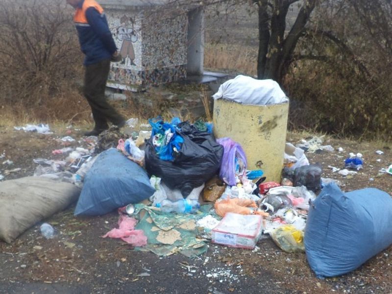 Замість ямкового ремонту дорожники вимушені витрачати гроші на вивіз сміття