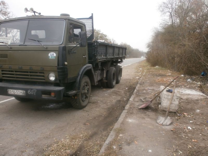 Замість ямкового ремонту дорожники вимушені витрачати гроші на вивіз сміття