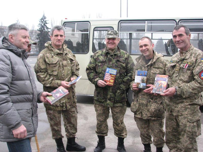 Запорізькі козаки везуть на передову гуманітарну допомогу та ікону Божої Матері