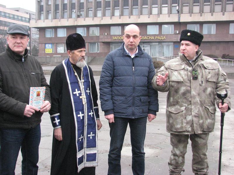 Запорізькі козаки везуть на передову гуманітарну допомогу та ікону Божої Матері