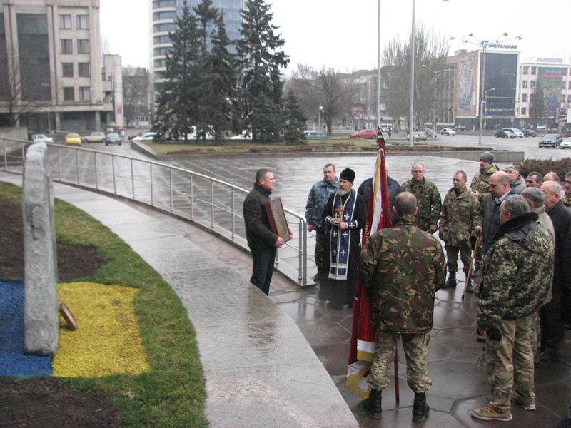 Запорізькі козаки везуть на передову гуманітарну допомогу та ікону Божої Матері