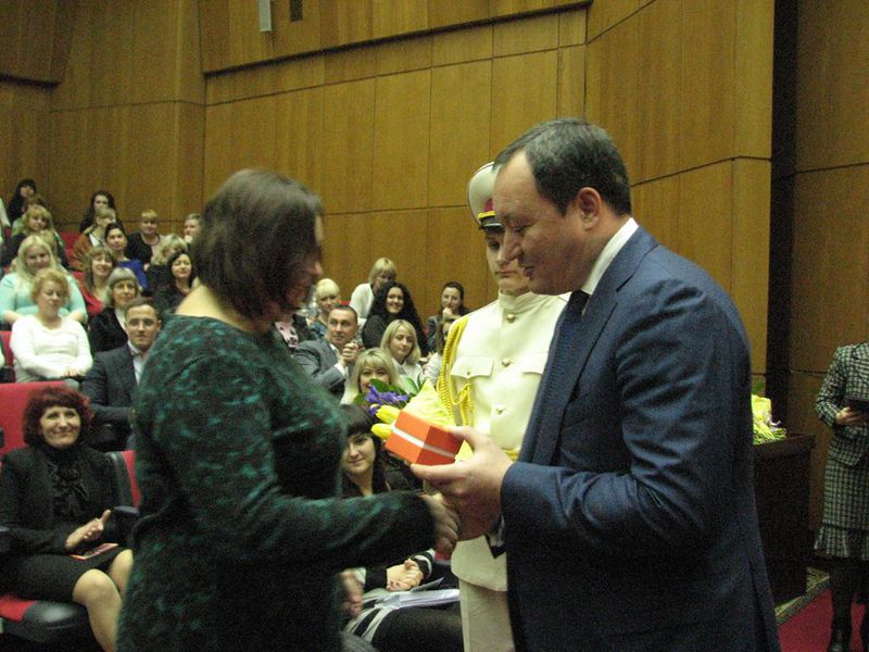 Запорізьких жінок привітали зі святом весни