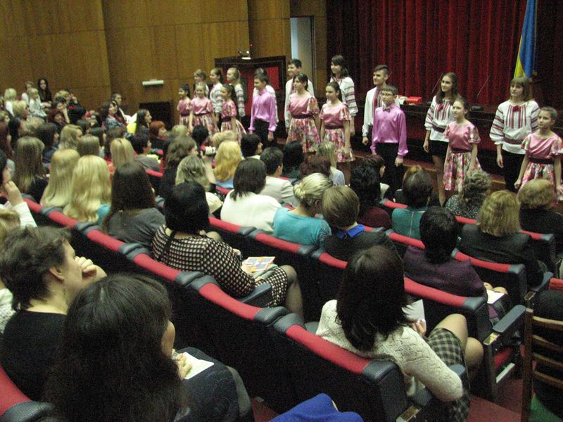 Запорізьких жінок привітали зі святом весни
