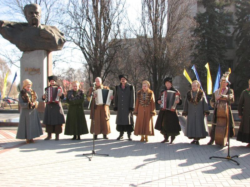 Українська спільнота відзначає річницю з дня народження Кобзаря
