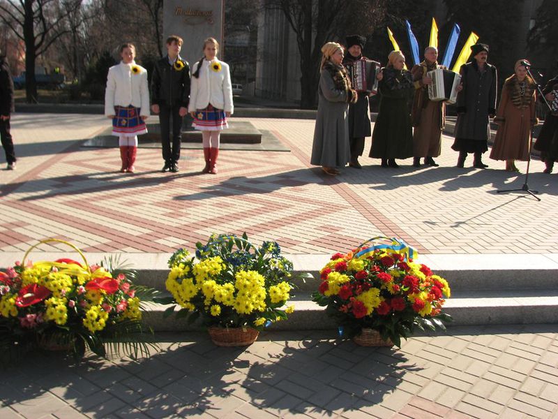 Українська спільнота відзначає річницю з дня народження Кобзаря