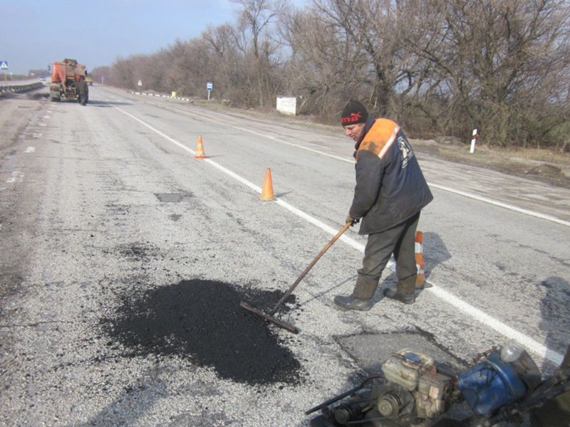 На дорогах області після зими усувають аварійну ямковість