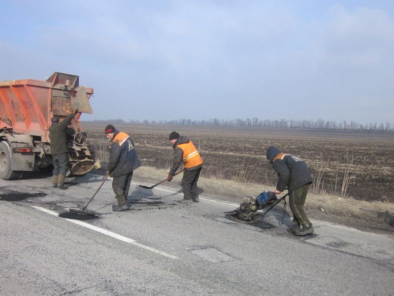 На дорогах області після зими усувають аварійну ямковість