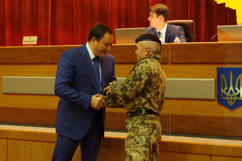 На сесії обласної ради кращі представники регіону отримали державні нагороди
