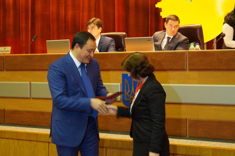 На сесії обласної ради кращі представники регіону отримали державні нагороди