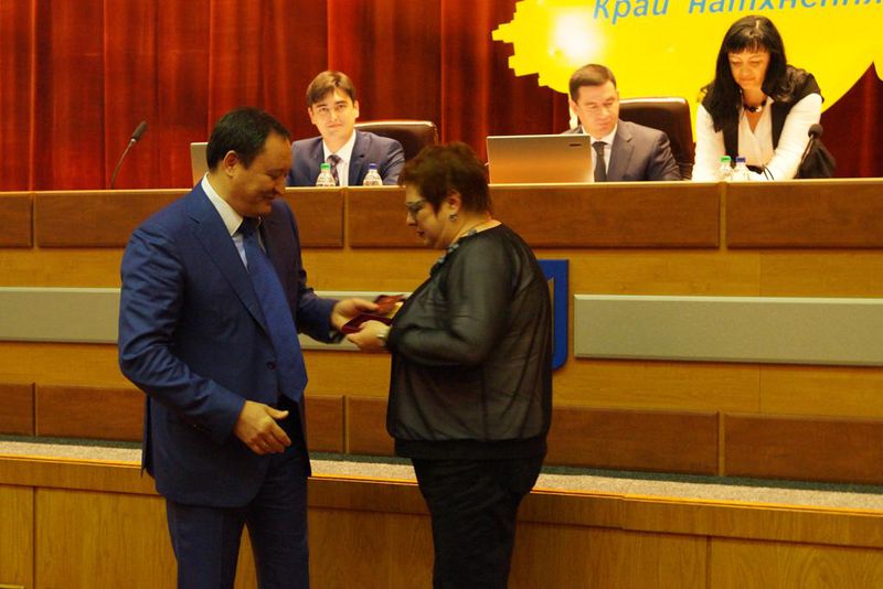 На сесії обласної ради кращі представники регіону отримали державні нагороди