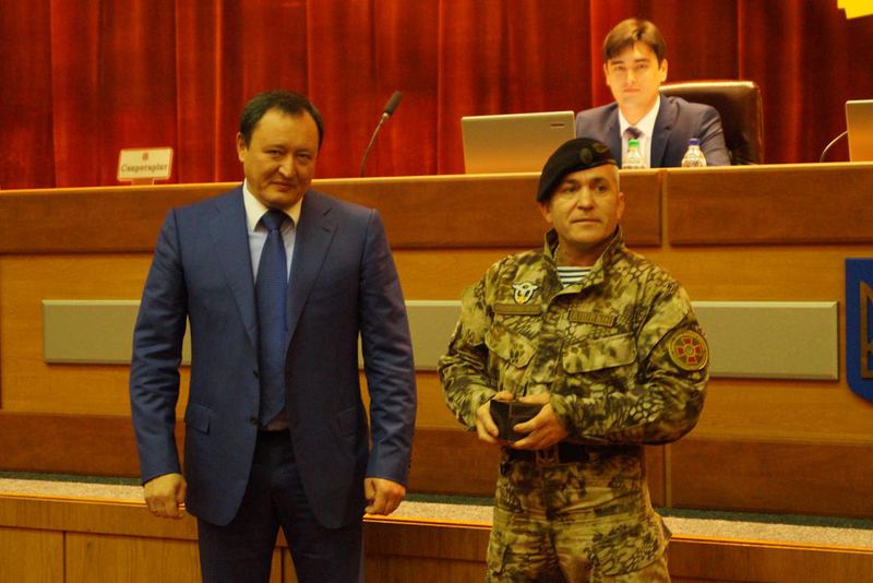 На сесії обласної ради кращі представники регіону отримали державні нагороди