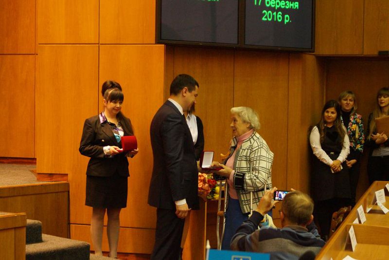 На сесії обласної ради кращі представники регіону отримали державні нагороди