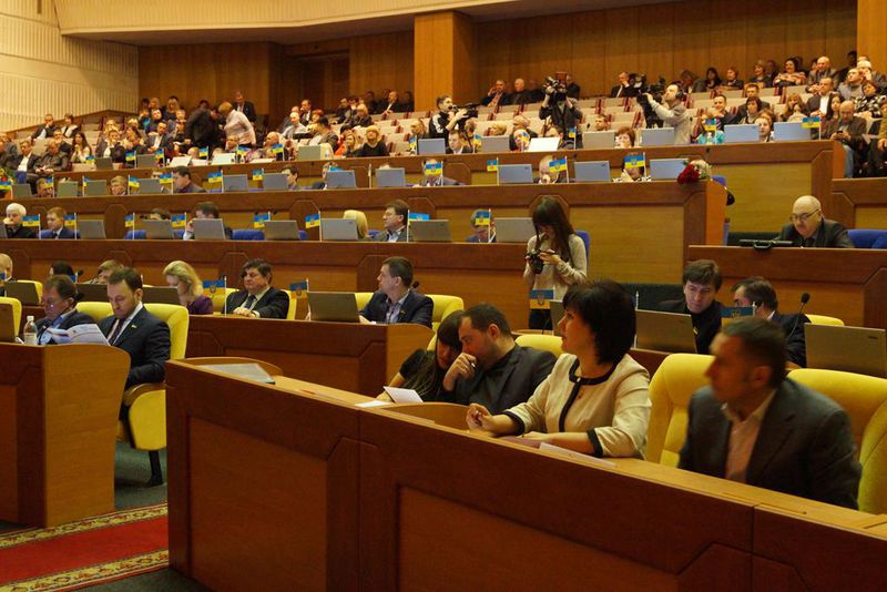 На сесії обласної ради кращі представники регіону отримали державні нагороди