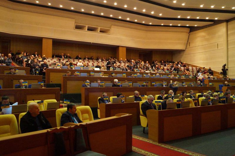 На сесії обласної ради кращі представники регіону отримали державні нагороди