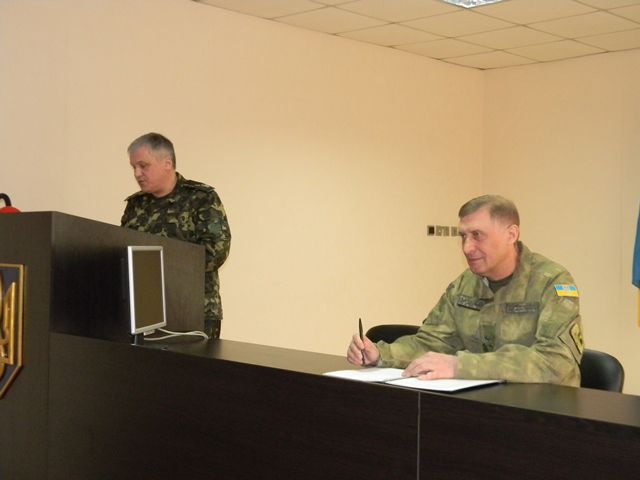 Правоохоронці допомагають військовим протидіяти корупції