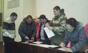 Землевпорядники приїхали до гуляйпільських учасників АТО та вручили дозволи на  земельні ділянки 