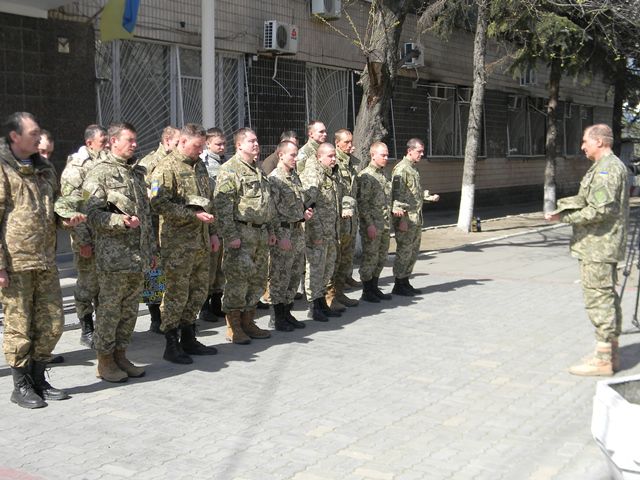 Добровольці поповнюють лави військових частин