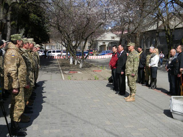 Добровольці поповнюють лави військових частин